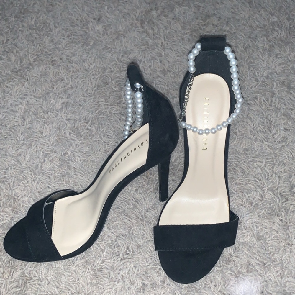 NWT pearl heels